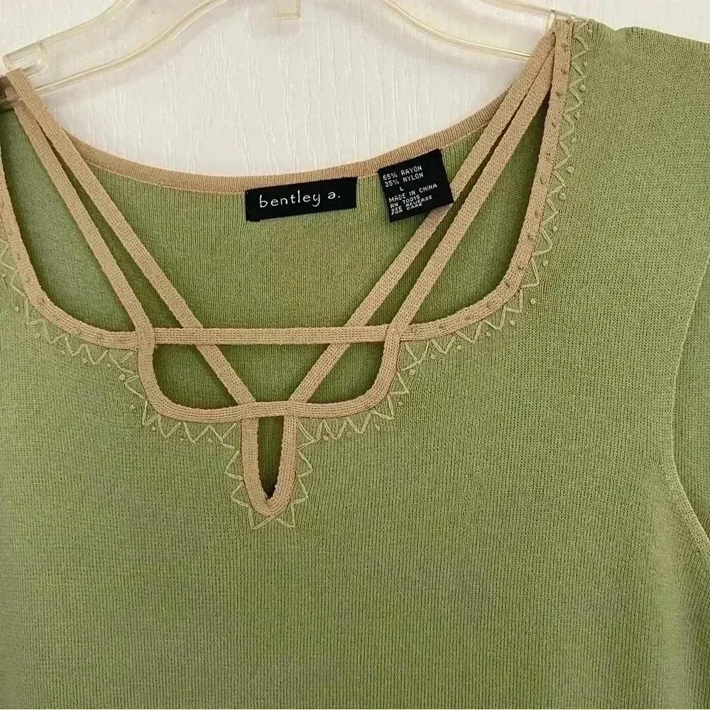 Tank top with tan design neckline - Picture 4 of 6